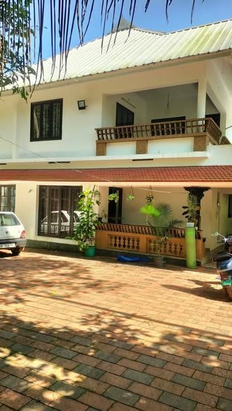 3BHK house situated on 38.5 cents of land, located 1 km from Kolenchery town is for sale.